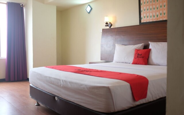 RedDoorz Plus near Senen