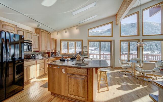 Evans Mountain Lodge