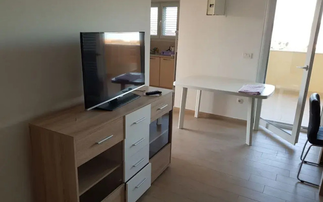 Contemporary Apartment in Neviđane near Sea