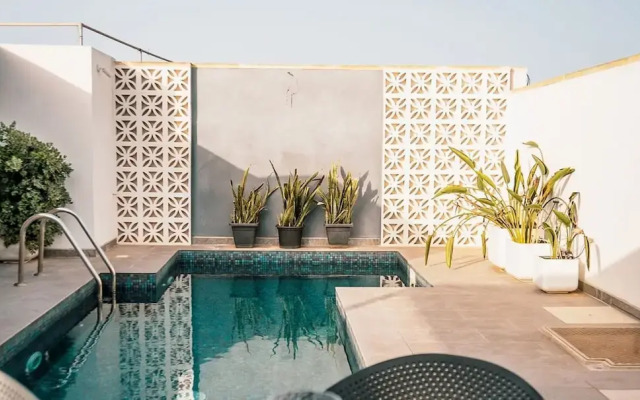 A pet Friendly Farmhouse With a Rooftop Pool