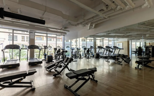 Waves - Urban Chic 1BR Apt With Maid