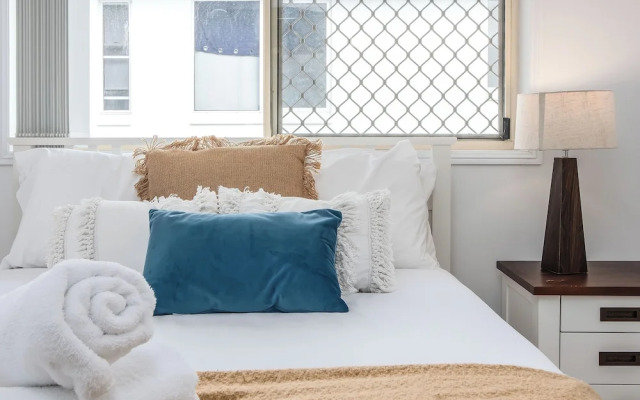 Marine Mirage - 2 Bedroom Apartment with Beachfront Vibes