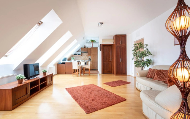 Beautiful apartment with parking garage & AC