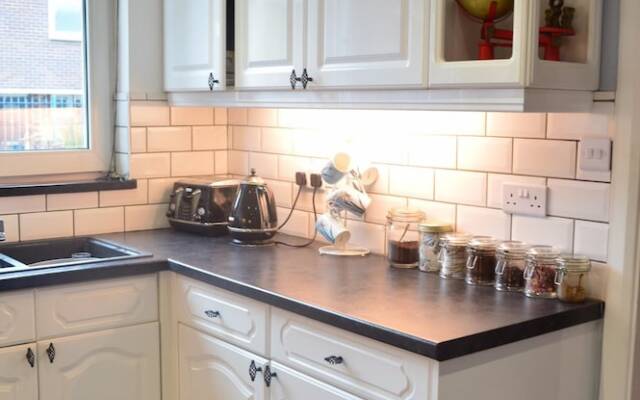 2 Bedroom Maisonette With Garden in Bow