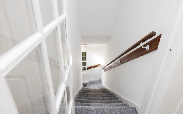 JOIVY Beautiful 2-Br Mews Home, Near Princes Street