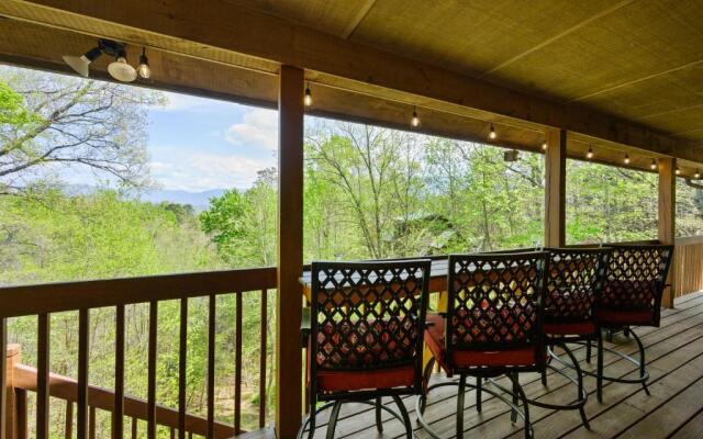 A Wolf's Den Gatlinburg