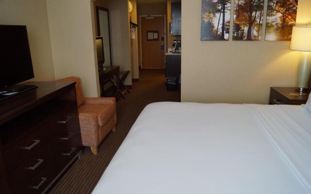 Holiday Inn Express Hotel & Suites Watertown-Thousand Island by IHG