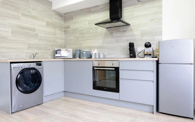 Lovely 2 Bedroom Apartment Near City Centre