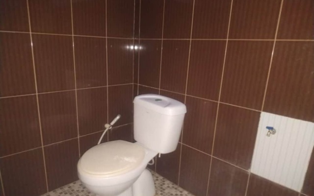 Hotel O Yellow White Guesthouse Palu