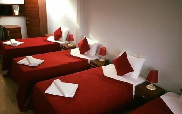 Karyola Otel - Caters to Men