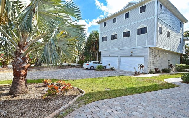 Beach Walk Unit B by Vtrips