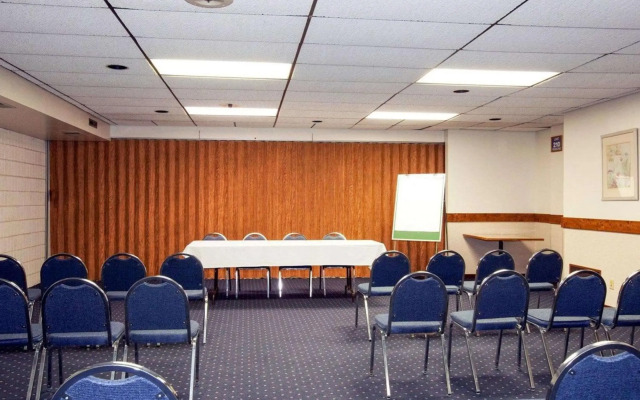 Econo Lodge Inn and Suites Stevens Point