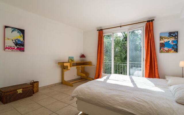 Spacious Villa in La Gaude With Swimming Pool