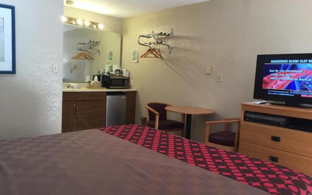 Townhouse Inn & Suites