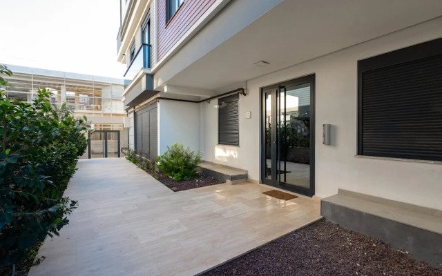 Central Flat w Balcony 5 min to Lara Beach