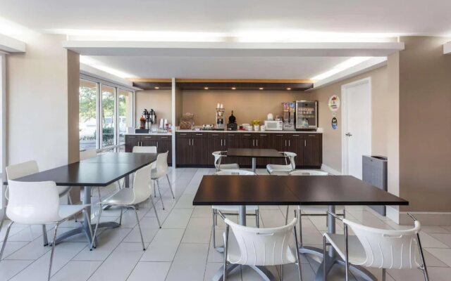 Super 8 by Wyndham Dalton/Convention Center Area