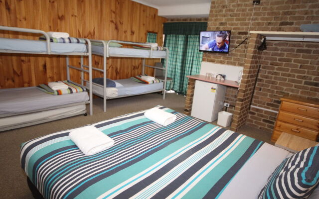 Acacia Snowy Motel