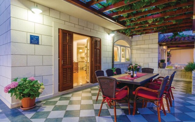 Nice Home in Mokosica With Wifi and 6 Bedrooms