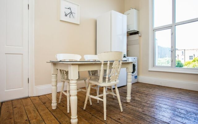 Spacious 4 Bedroom Home In Finsbury Park