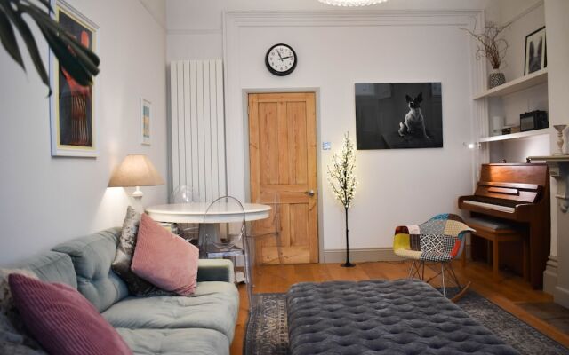 2BD Seafront Flat w Tasteful Decor & Large Garden