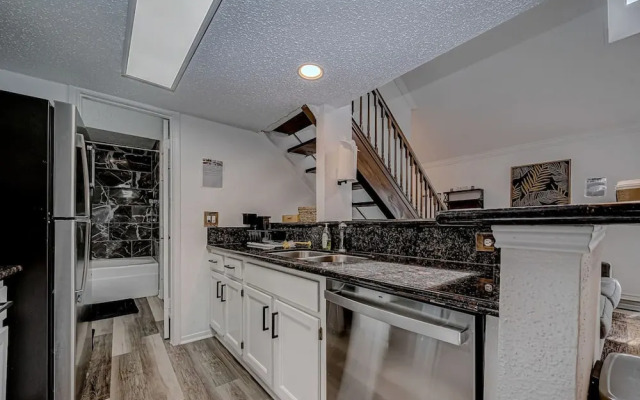 Upscale 1BR Condo in Med Center