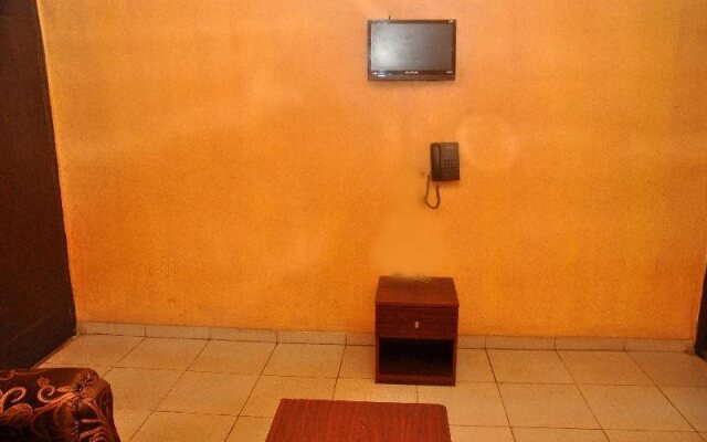 Oyins Holiday Inn