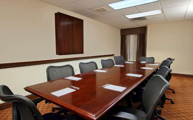 Hampton Inn & Suites Newtown