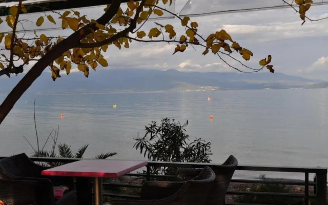 Okeania Seafront Rooms in Kamena Vourla