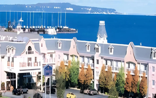 Hamilton Inn Select Beachfront Mackinaw City