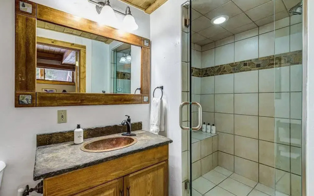 Private Luxurious Cabin w spa Near Breckenridge