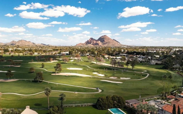 Sleek Phoenix Condo: Walk to Biltmore Fashion Park