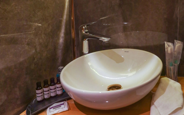 Zeno Suites Hotel