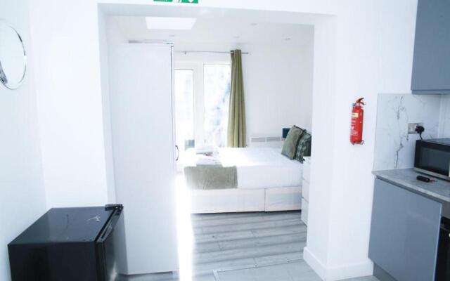 Stunning 1-bed Apartment in Harrow With Parking
