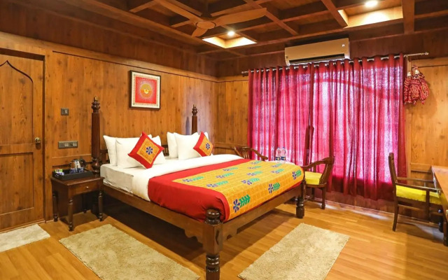 OYO EKTA Houseboat