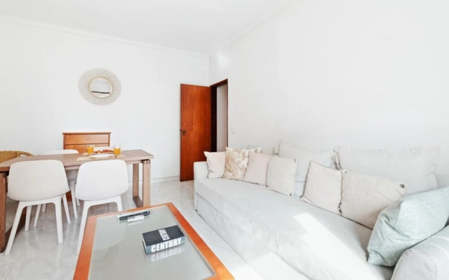 Bright & Cosy Apartment for 4 in Almada