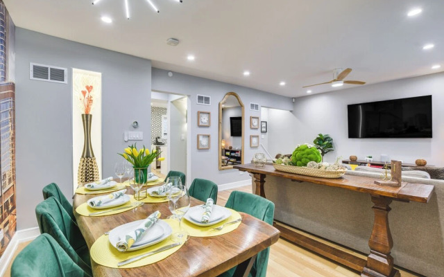 Stylish Chicago Retreat: Walk to Loyola University