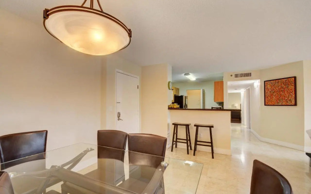 Renovated 2/2 Unit at Yacht Club/Aventura