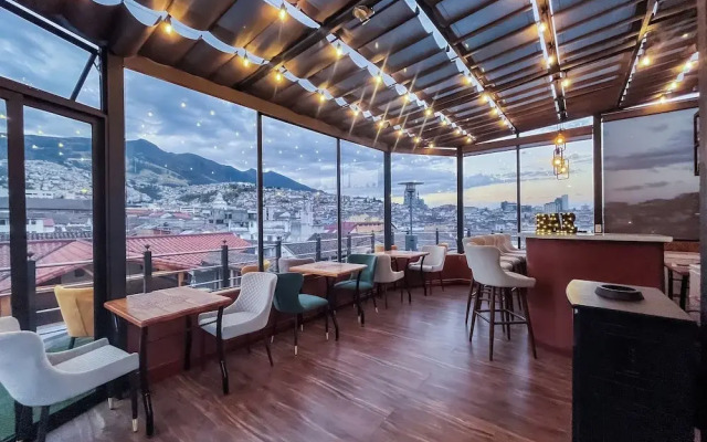 Hotel & Rooftop King Experience by David