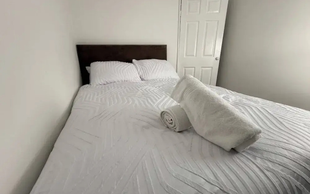 Urban Calm Spacious 3-bed Home With Free Parking