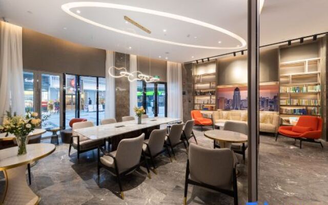 Atour Hotel Wuhan Guanggu Qingnianhui Jinrong Port