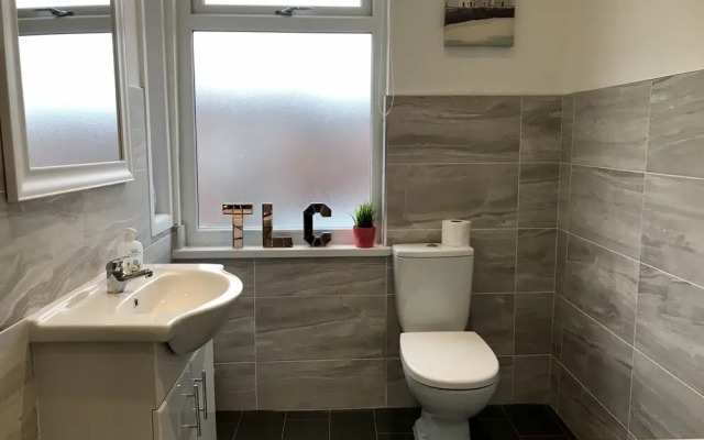 Stylish 3 Bedroom House Only 5 Mins From M6/m58