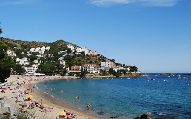 Cozy Apartment in Roses with Sea Nearby