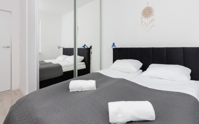 Spacious Bright Apartment by Renters