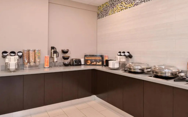 La Quinta Inn & Suites by Wyndham Indianapolis South