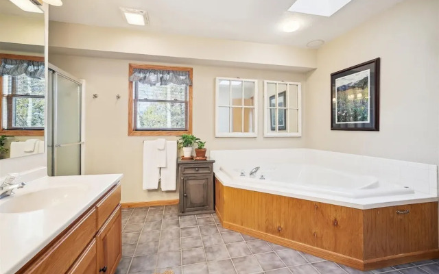 Wildwood Peaks 4 Bedroom Home by RedAwning