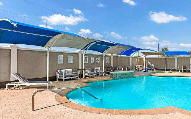 La Quinta Inn & Suites by Wyndham Raymondville