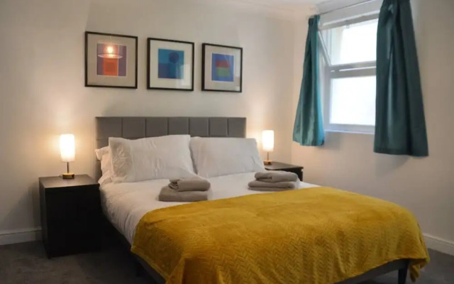 Stunning 1BR Apt in Central Cheltenham