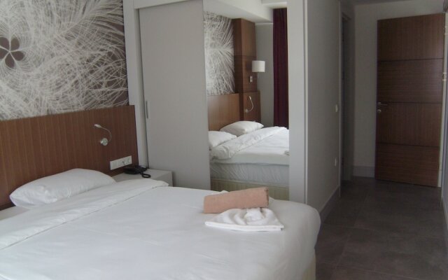Marine Suites and Spa