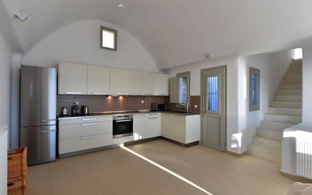 Panoramic three villa complex with helipad by VillaRentalsgr