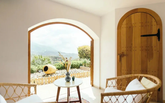 Luxurious 5 Bedroom Villa With Waterfall Closeby
